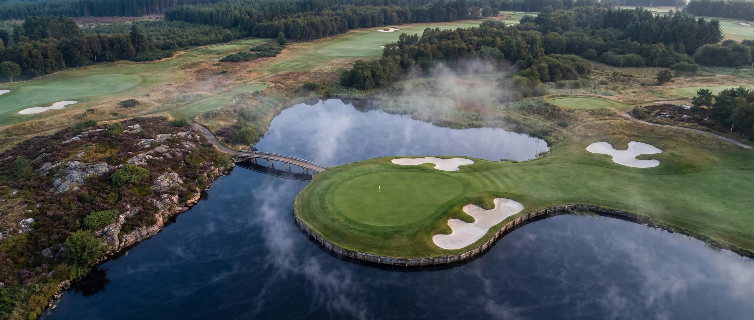 Vue aérienne drone green île parcours golf brume matinale