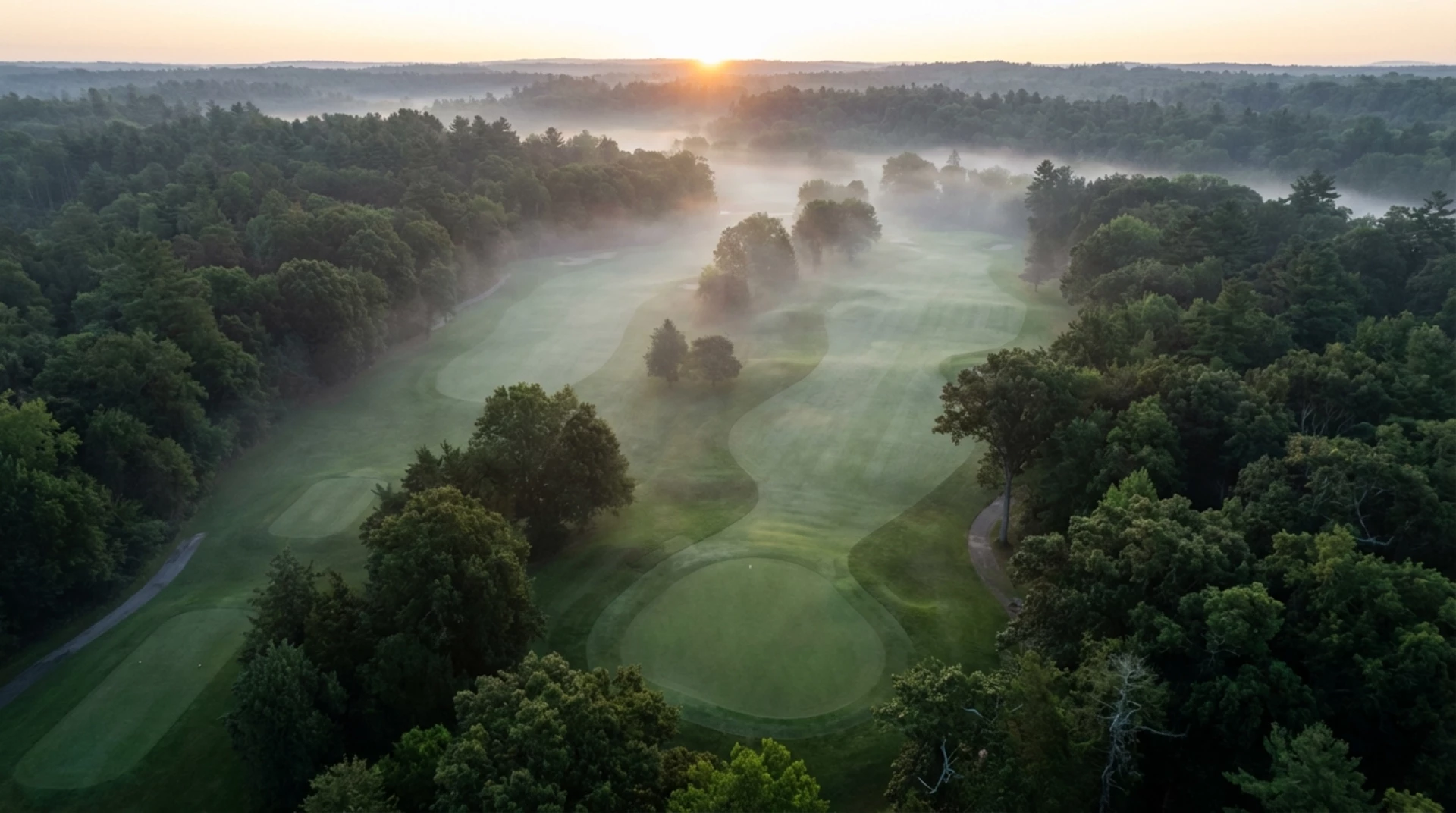 Vue aérienne drone parcours de golf entouré de forêt naturelle